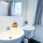 View 2 Bedroom Apartment, Terrace, Private Access * 벨덴암워스에르시