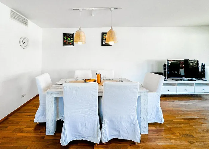 View 2 Bedroom Apartment, Terrace, Private Access