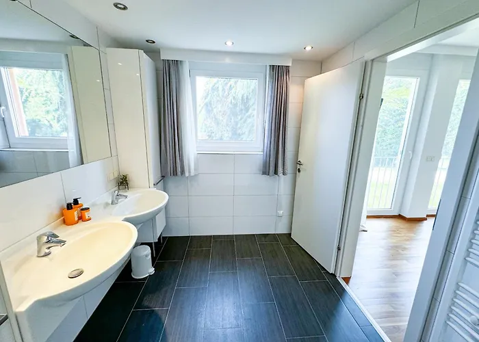 Lake View 2 Bedroom Apartment, Terrace, Private Lake Access Velden am Wörthersee