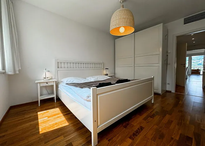 Lake View 2 Bedroom Apartment, Terrace, Private Lake Access Apartment *