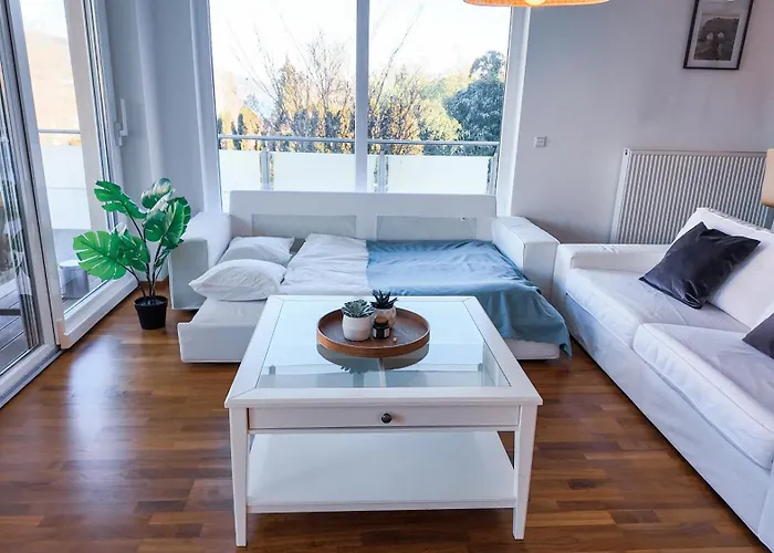 2 Bedroom Apartment, Terrace, Private Access וולדן אם וורתרסי